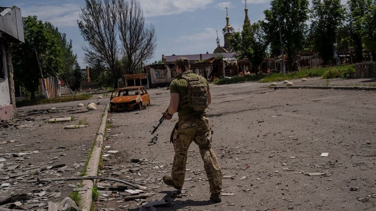 Indian Man Stuck In Russia Ukraine War says 13 of 15 are dead said I wanted to go back home  सिक्योरिटी गार्ड बनाने का बोल करा दिया रूसी सेना में भर्ती, अब यूक्रेन के साथ लड़ रहे युद्ध; भारतीय बोला- मैं घर जाना चाहता हूं