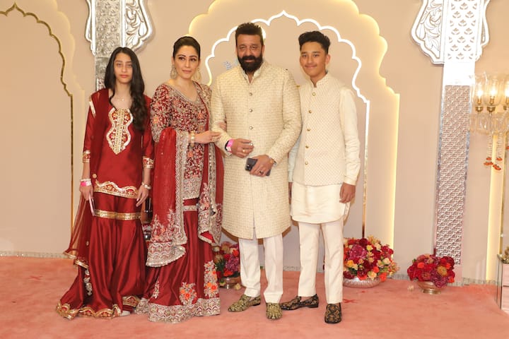 Sanjay Dutt and Manyata Dutt with their kids.