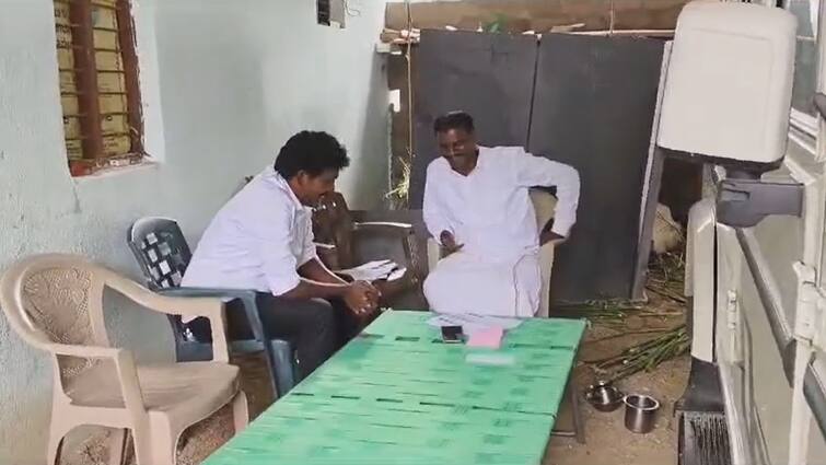 Madakasira TDP MLA MS Raju meets his opponent YSRCP Leader Eera Lakkappa MLA MS Raju: ప్రత్యర్థి పార్టీ ఎమ్మెల్యే అభ్యర్థిని కలిసిన ఎమ్మెల్యే - అక్కడ అదే హాట్ టాపిక్!