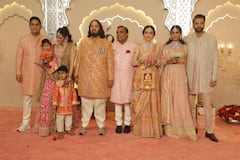 Anant Ambani Wedding: दूल्हे राजा बने अनंत अंबानी, बारात लेकर पहुंचा अंबानी परिवार, देखें फैमिली की पहली तस्वीरें