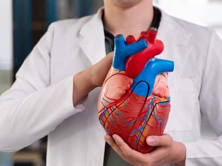 છાતીમાં દુખાવો કોસ્ટોકોન્ડ્રાઇટિસને કારણે થાય છે. આના કારણે છાતીમાં સોજો અને લાલાશ થઈ જાય છે. આમાં એન્ટીબાયોટિક દવા આપવામાં આવે છે.