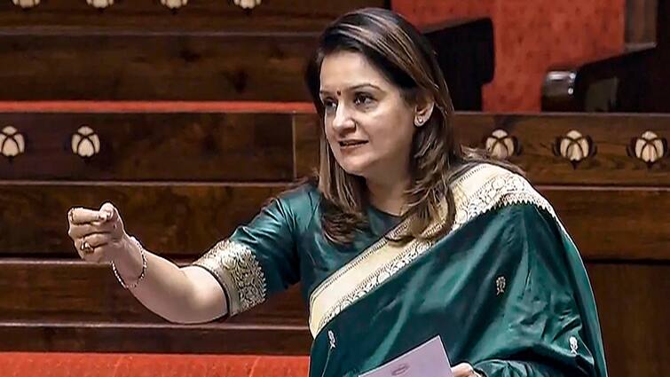 Priyanka Chaturvedi Reaction on Samvidhan Hatya Diwas Emergency Targets BJP Amit Shah 'खुद बदलने चले थे संविधान, मिल गया...', संविधान हत्या दिवस के एलान पर भड़का उद्धव गुट