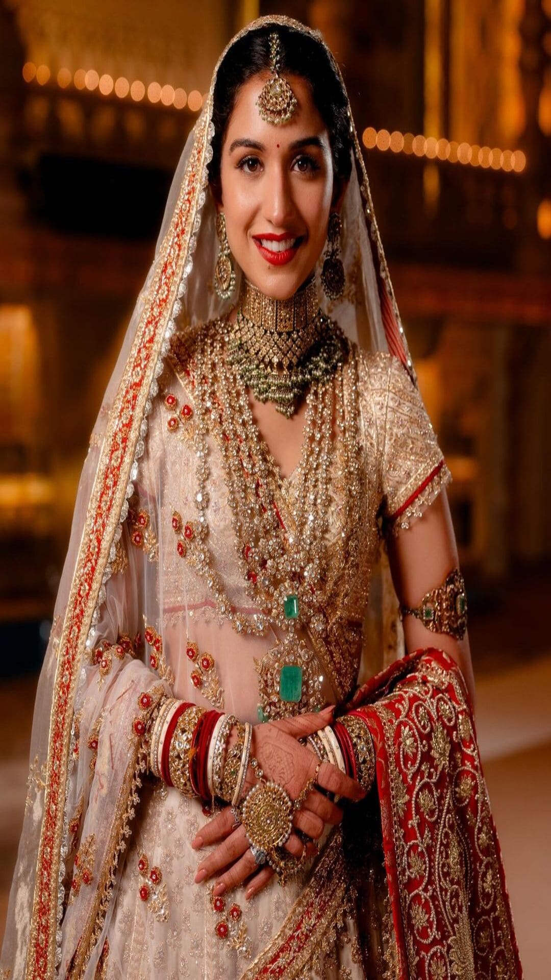 Radhika Merchant Bridal Look : गोल्डन लेहेंगा, लाल ओढणी; राधिका मर्चंटचा रॉयल ब्रायडल लूक