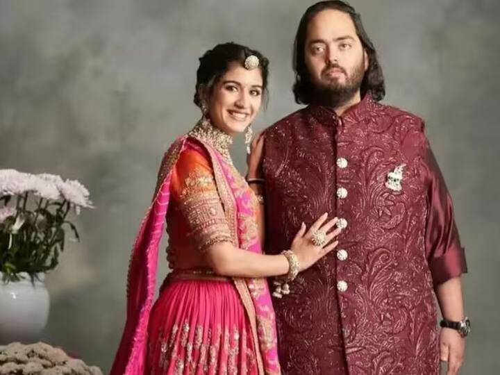 12 ਜੁਲਾਈ ਦਾ ਦਿਨ ਅੰਬਾਨੀ ਪਰਿਵਾਰ ਲਈ ਕਿਸੇ ਜਸ਼ਨ ਤੋਂ ਘੱਟ ਨਹੀਂ ਹੈ। ਇਸ ਦਿਨ ਮੁਕੇਸ਼ ਅੰਬਾਨੀ ਅਤੇ ਨੀਤਾ ਅੰਬਾਨੀ ਦਾ ਛੋਟਾ ਬੇਟਾ ਆਪਣੀ ਦੁਲਹਨ ਰਾਧਿਕਾ ਮਰਚੈਂਟ ਨਾਲ ਵਿਆਹ ਕਰਵਾ ਕੇ ਆਪਣੇ ਘਰ ਲਿਆਉਣ ਜਾ ਰਿਹਾ ਹੈ। ਹਰ ਕੋਈ ਇਸ ਪਲ ਦਾ ਬੇਸਬਰੀ ਨਾਲ ਇੰਤਜ਼ਾਰ ਕਰ ਰਿਹਾ ਹੈ।