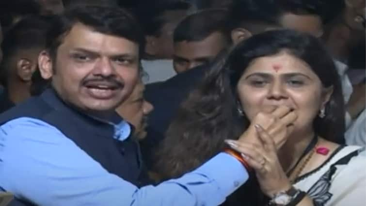 Vidhan Parishad Election Result 2024 MLC Election Result 2024 Devendra Fadnavis congratulate Pankaja Munde Pankaja Munde: लोकसभेतील पराभवाच्या नेगेटिव्ह व्हाईब्स क्षणात बदलल्या, फडणवीसांनी पंकजा मुंडेंना भरवला पेढा, ताईंचा लगेच वाकून नमस्कार