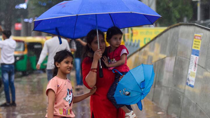 Delhi Weather Today: मौसम विभाग (IMD) ने दिल्ली एनसीआर के लिए येलो अलर्ट जारी किया है. उसम से आज भी लोग परेशान रहेंगे. दिल्ली में आज शाम तक गजर के साथ बारिश होने की भी संभावना है.