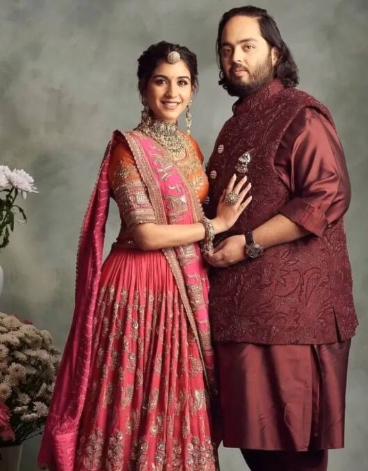 राधिका मर्चेंट भी एक बेहद प्रेस्टिजियस फैमिली से हैं. उनके पिता वीरेन मर्चेंट एक प्रमुख हेल्थकेयर ब्रंड के सीईओ के रूप में कार्यरत हैं.