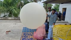 मौसम की सटीक जानकारी उपलब्ध कराएगा ये गुब्बारा, AMU वीसी ने आसमान में उड़ाकर किया शुभारंभ