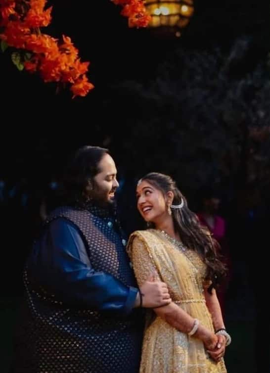 शादियों से लेकर समारोहों तक, राधिका अक्सर अंबानी फैमिली के सभी फंक्शनंस में नजर आती थीं.