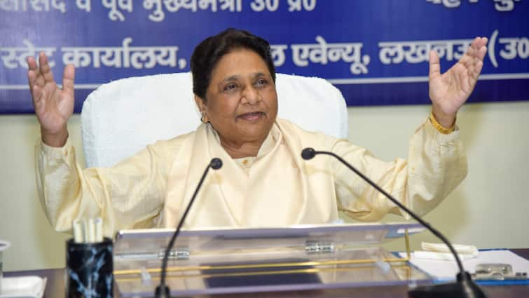 BSP Chief Mayawati React on Delhi University introduces Manusmriti as part of syllabus rejects DU में मनुस्मृति पढ़ाने का प्रस्ताव खारिज होने पर मायावती हैं गदगद, फैसले का किया स्वागत