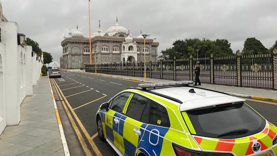 UK Gurdwara Attack: UK 'ਚ ਗੁਰਦੁਆਰਾ ਸਾਹਿਬ ਅੰਦਰ ਹਮਲਾ, ਮੱਥਾ ਟੇਕ ਰਹੀ ਸੰਗਤ 'ਤੇ ਤੇਜ਼ਧਾਰ ਹਥਿਆਰਾਂ ਨਾਲ ਕੀਤੇ ਵਾਰ UK Gurdwara Attack: UK 'ਚ ਗੁਰਦੁਆਰਾ ਸਾਹਿਬ ਅੰਦਰ ਹਮਲਾ, ਮੱਥਾ ਟੇਕ ਰਹੀ ਸੰਗਤ 'ਤੇ ਤੇਜ਼ਧਾਰ ਹਥਿਆਰਾਂ ਨਾਲ ਕੀਤੇ ਵਾਰ