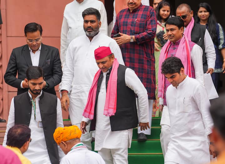 दरअसल, यूपी के ये दोनों ही प्रमुख और प्रबल दल धर्मसंकट जैसी स्थिति में फंसते नजर आ रहे हैं. ऐसे में हो सकता है कि आने वाले समय में सियासी मार भी हो जाए.