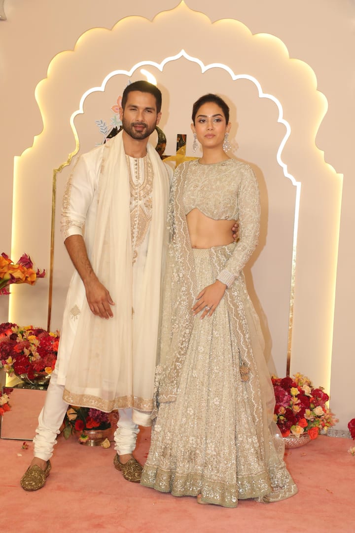 Shahid Kapoor and Mira Rajput both donned ivory coloured attire.