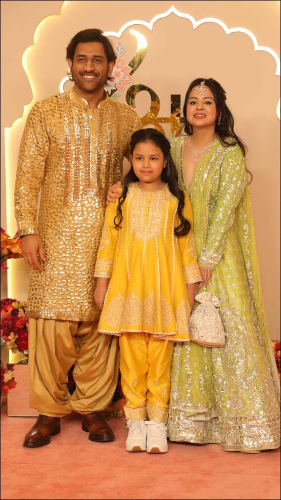 फैमिली संग धोनी ने ली एंट्री, एथनिक लुक में पत्नी साक्षी ने चुराई लाइमलाइट