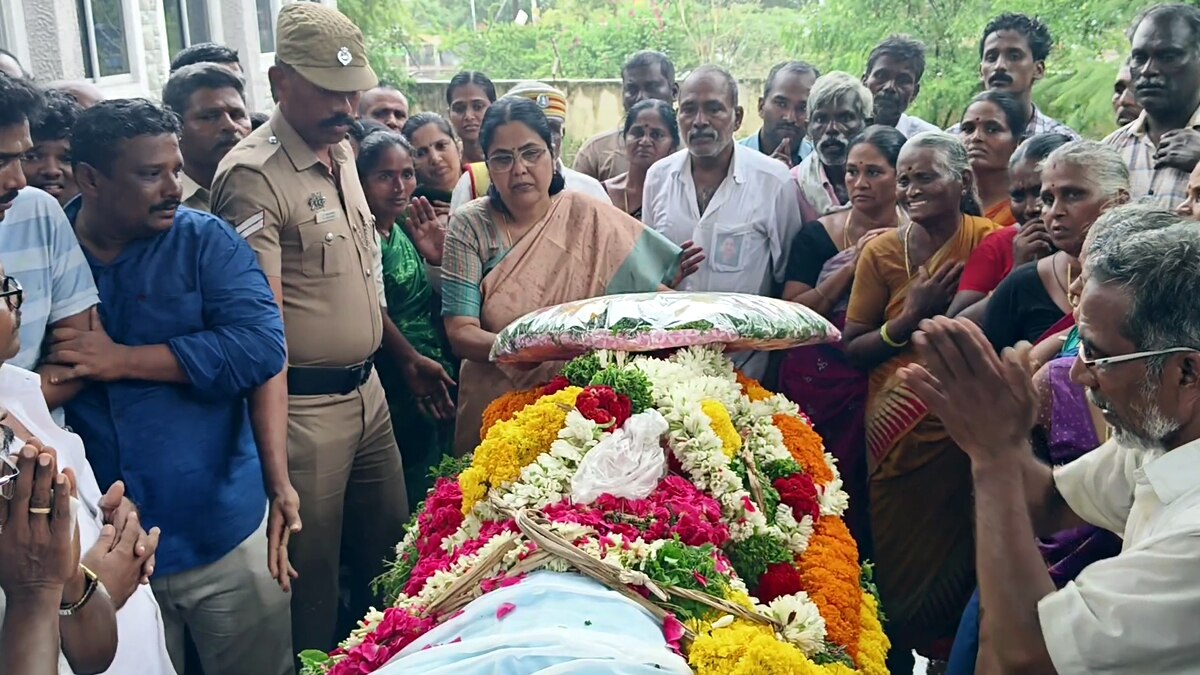 உறுப்புதானம் செய்தவரின் உடலுக்கு அரசு மரியாதை; குடும்பத்தினருக்கு  திண்டுக்கல் ஆட்சியர் ஆறுதல்