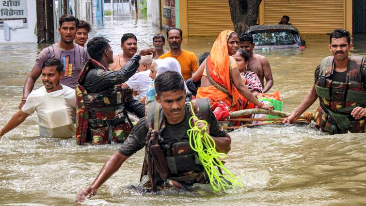 UP floods 12 districts Gorakhpur Gonda Kushinagar Pilibhit and 18 lakh people affected by floods after Rain ann यूपी में पीलीभीत और श्रावस्ती समेत 12 जिलों में बाढ़ ने मचाई तबाही, 18 लाख से अधिक लोग प्रभावित