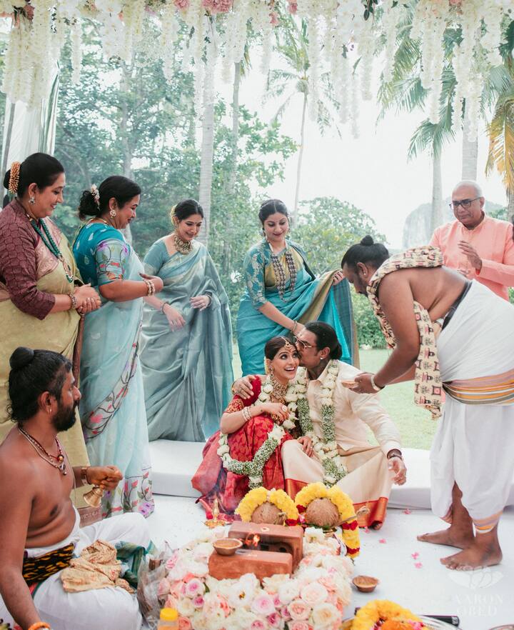 கடந்த ஒரு மாதத்தில் இந்தியாவில் உள்ள முக்கிய புள்ளிகள் பலருக்கும் திருமண அழைப்பிதழை கொடுத்து வரவேற்றனர்.