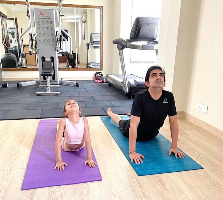 इसी बीच हम आपको गौतम गंभीर के घर के बारे में बताएंगे. गंभीर का दिल्ली में एक घर है जिसे आप हवेली कह सकते हैं. मीडिया रिपोर्ट्स की माने तो गंभीर की हवेली की कीमत करीब 20 करोड़ रुपये है.