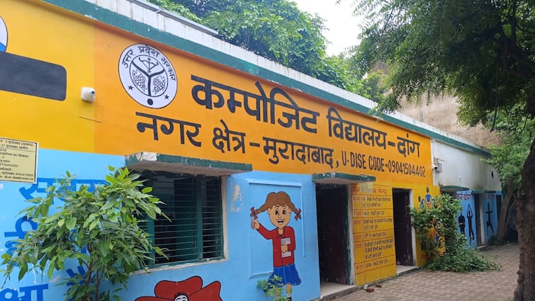 Moradabad Government School Reality check on Controversy Digital Attendance ann मुरादाबाद के सरकारी स्कूलों में नौनिहालों के भविष्य से खिलवाड़, स्मार्ट क्लास का क्या फायदा