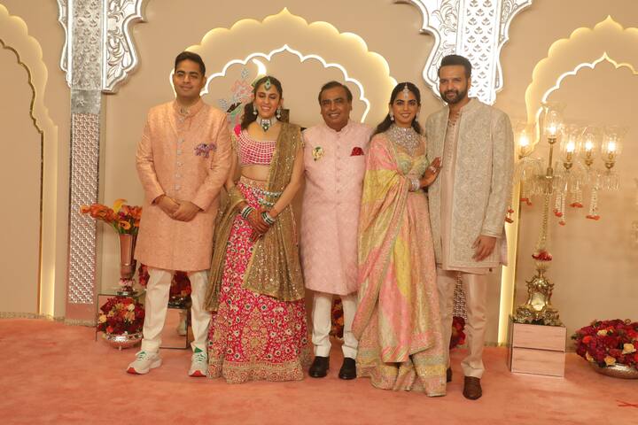 ইতিমধ্যেই বিয়ের আগে রিলায়েন্সের কর্মীরা উপহার পেয়েছেন। তাদের অনেকেই সোনার অক্ষরে লাল বাক্সে আসা উপহারের ছবি পোস্ট করেছেন সোশ্যাল মিডিয়ায়। বাক্সে লেখা ছিল: “আমাদের দেবী ও দেবতাদের ঐশ্বরিক কৃপায় আমরা অনন্ত ও রাধিকার বিবাহ উদযাপন করব। শুভকামনা সহ নীতা ও মুকেশ অম্বানি।