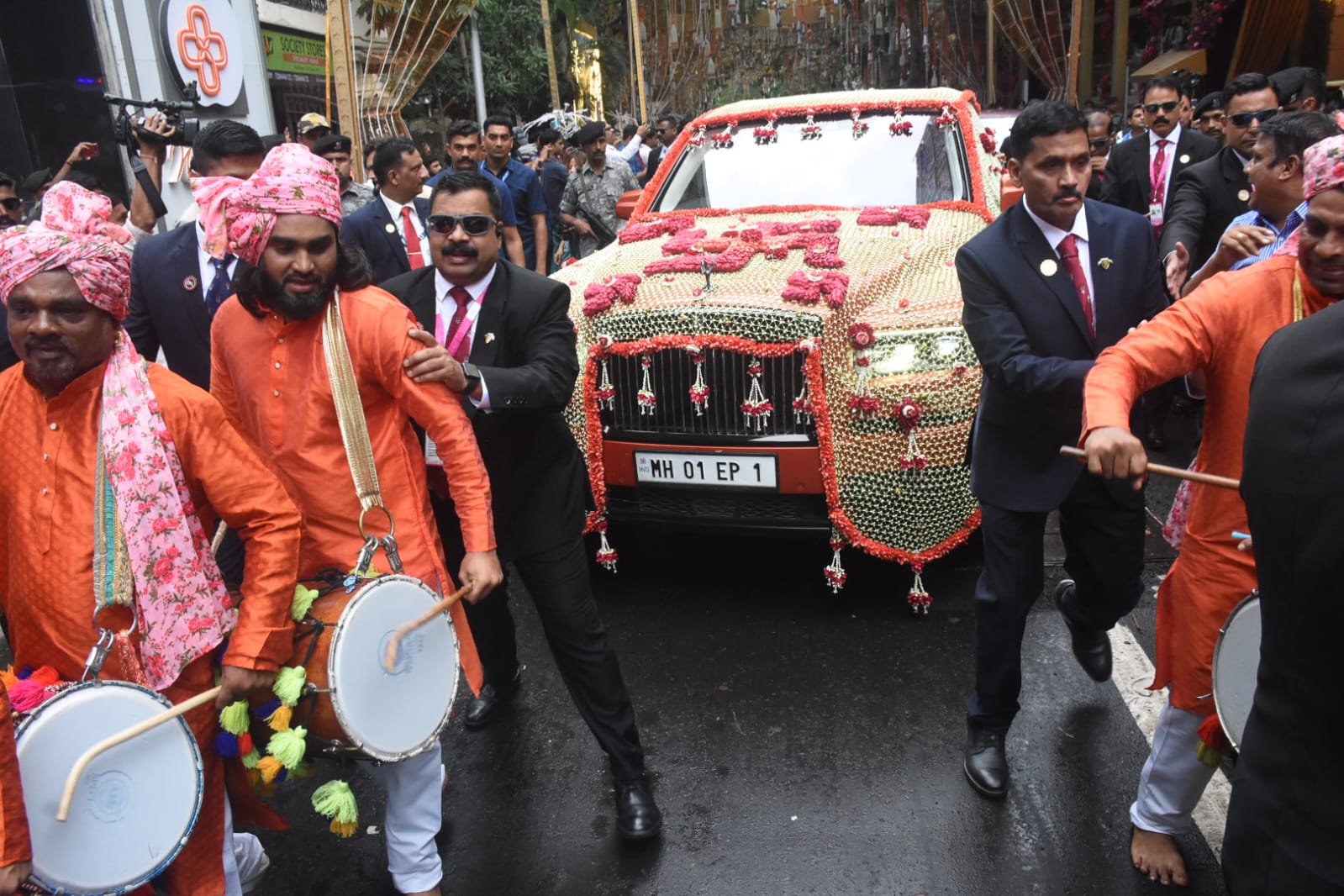 Anant Radhika Wedding: वर्ल्ड जियो सेंटर पहुंची अनंत अंबानी की बारात, इस शुभ घड़ी में राधिका संग लेंगे सात फेरे