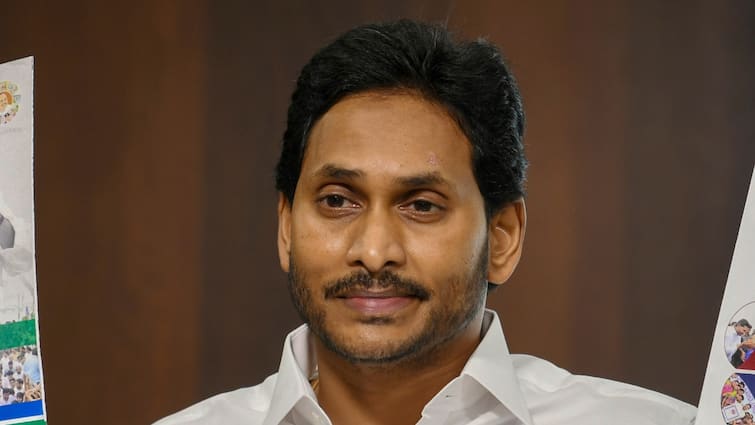 Andhra Pradesh Police booked Case Against YS Jagan Mohan Reddy PV Sunil Kumar Over third degree torture rebel Ysrcp MP Raghuram Krishnam Raju ANN आंध्र प्रदेश के पूर्व सीएम वाईएस जगन मोहन रेड्डी के खिलाफ केस दर्ज, जानें क्या है मामला