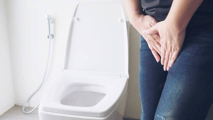 दरअसल, पेशाब रुक-रुक आना पूरी तरह से खराब लाइफस्टाइल के कारण होती है. खानपान में गड़बड़ी होना और शरीर के हिसाब से कम पानी पीने से यह समस्या हो सकती है. इसलिए इससे बचना है तो लाइफस्टाइल और खानपान ठीक करना होगा.