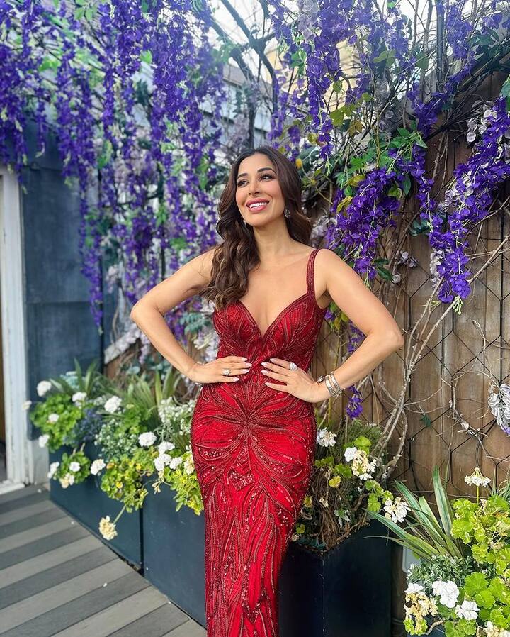 બોલિવૂડ અભિનેત્રી અને ગાયિકા સોફી ચૌધરી તેના ઇન્સ્ટાગ્રામ એકાઉન્ટ પર તેના બોલ્ડ અને હોટ ફોટા શેર કરીને તેના ચાહકોમાં અવારનવાર લાઇમલાઇટ મેળવે છે.