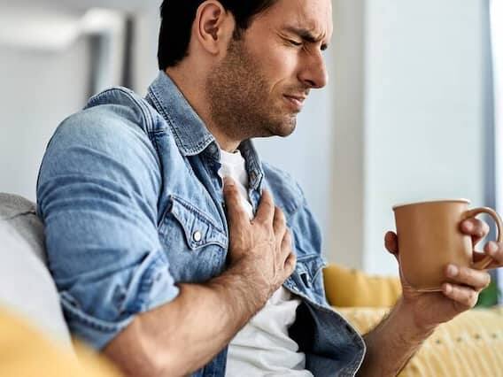 કોસ્ટોકોન્ડ્રાઇટિસ ગંભીર રોગ છે જેમાં છાતીમાં જમણી બાજુ દુખાવો થવા લાગે છે. આમાં એટલો ખતરનાક દુખાવો થાય છે કે તમને એવું લાગશે કે હાર્ટ અટેક આવી ગયો છે.