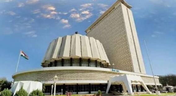 Jan Suraksha Bill : शहरी नक्षलवाद्यांच्या मुसक्या आवळण्यासाठी विधिमंडळात सरकारचं नवं विधेयक; कडक शिक्षेच्या तरतुदी Jan Suraksha Bill : शहरी नक्षलवाद्यांच्या मुसक्या आवळण्यासाठी विधिमंडळात सरकारचं नवं विधेयक; कडक शिक्षेच्या तरतुदी