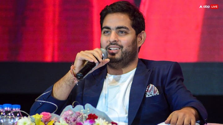 Akash Ambani Look: अपने भाई की शादी में क्या पहने इस बात को लेकर अधिकतर लड़के कंफ्यूज रहते हैं. लेकिन अब आप आकाश अंबानी के इन आउटफिट्स को ट्राई कर सकते हैं.