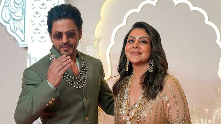 তিনি বিবাহবাসরে আসবেন কি না তা নিয়ে জল্পনা ছিলই। কিন্তু বিদেশের ছুটি কাটছাঁট করে তিনি দেশে ফিরে এলেন অনন্ত অম্বানি ও রাধিকা মার্চেন্টের বিয়ের জন্যই। তাঁরা পা রাখতেই যেন কেড়ে নিলেন সমস্ত আলো। অনন্ত অম্বানি ও রাধিকা মার্চেন্টের বিয়েতে নজর কাড়লেন শাহরুখ খান ও গৌরী। সঙ্গে ছিলেন মেয়ে সুহানা খান ও পুত্র আরিয়ান খানও।