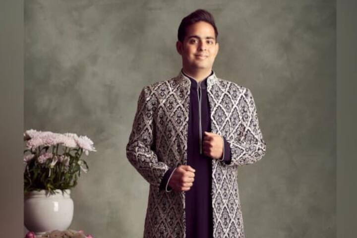 इसके अलावा आप शादी में पर्पल कलर की खूबसूरत सी शेरवानी पहन सकते हैं. इसमें आप एलिगेंट और गुड लुकिंग दिखेंगे.