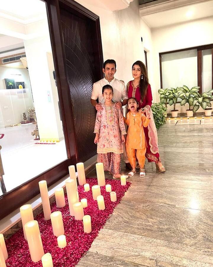 गंभीर का घर बहुत लग्जरी है. उनका घर कम्फर्ट और लग्जरी का एक अच्छा जोड़ है. गंभीर के घर का इंटीरियर सफेद और भूरे रंग का है.