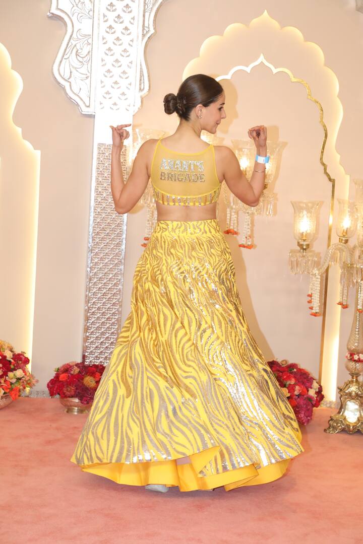 द्योजक मुकेश अंबानी आणि नीता अंबानी यांचा धाकटा लेक अनंत अंबानी आणी राधिका मर्चंट यांच्या शाही विवाह सोहळ्यास आता फक्त काही तासांचा अवधी शिल्लक राहिला आहे.