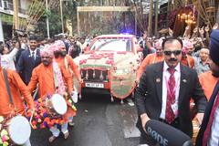 दुल्हे का सेहरा सुहाना लगता है.... अनंत अंबानी वरात घेऊन अँटिलिया बाहेर..