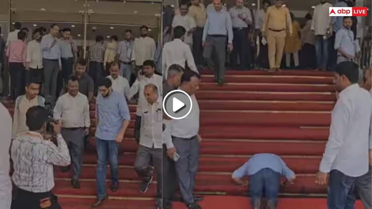 Aditya Thackeray Shiv Sena UBT Bowed down in Vidhan Bhavan Stairs Viral Video Maharashtra Monsoon Session Aaditya Thackeray Video: महाराष्ट्र में सत्र के आखिरी दिन आदित्य ठाकरे का अलग अंदाज! विधानभवन की सीढ़ियों पर टेका माथा