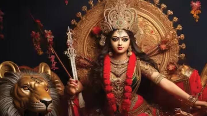 জোতিষশাস্ত্র অনুযায়ী গুপ্ত নবরাত্রির সময় বাড়িতে লক্ষ্মী দেবীর ছবি রাখলে আর্থিক দুর্দশা থেকে মুক্তি মিলবে। এতে বাড়ি তো বটেই, ব্যবসাক্ষেত্রেও ধনদেবীর কৃপা লাভ হবে।