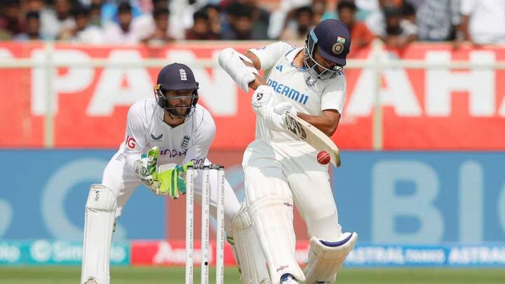 শুরু থেকেই নজর কেড়েছেন বাঁহাতি এই ব্যাটার। যশস্বী জয়সওয়ালের শট বৈচিত্র দেখে মুগ্ধ ক্রিকেটবিশ্ব। ব্যাটিংয়ে তাঁর দাপট অব্যাহত।