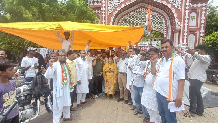 Aligarh Congress officials protested said waterlogging regarding problem Bias being done ann अलीगढ़ में जलभराव की समस्या को लेकर कांग्रेस का प्रदर्शन, कहा- 'पक्षपात किया जा रहा है'