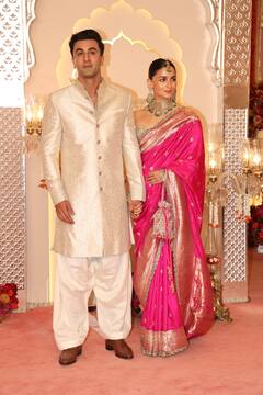 Anant Radhika Wedding: लाल साड़ी में दिखीं विक्की की कैटरीना, गौरी संग पहुंचे शाहरुख खान, रणबीर का हाथ थाम आलिया ने यूं दिए पोज