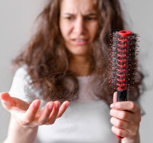 ਤੁਸੀਂ ਵੀ ਇਨ੍ਹਾਂ ਘਰੇਲੂ ਨੁਸਖਿਆਂ ਨੂੰ ਅਜ਼ਮਾ ਕੇ ਰਾਹਤ ਪਾ ਸਕਦੇ ਹੋ। ਕਈ ਮਾਮਲਿਆਂ ਵਿੱਚ, ਇਹ ਵਾਲ ਝੜਨ ਨੂੰ ਰੋਕ ਸਕਦੇ ਹਨ।