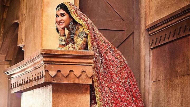 রাধিকার চুলে এদিন পদ্মের গোছা দেখতে পাওয়া যায় যা তাঁর সাজকে অন্য মাত্রা এনে দেয়। ছবি: ইনস্টাগ্রাম