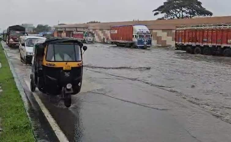 Heavy rain in Valsad, 3.5 inches of rain in 4 hours, many areas submerged Rain Update: વલસાડમાં મેઘરાજાની તોફાની બેટિંગ, 4 કલાકમાં 3.5 ઇંચ વરસતાં અનેક વિસ્તાર જળમગ્ન