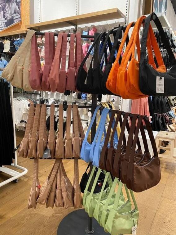 दिल्ली का ये मार्केट है ब्रांडेड बैग्स के लिए मशहूर, 50 रुपए से होती है पर्स की शुरुआत