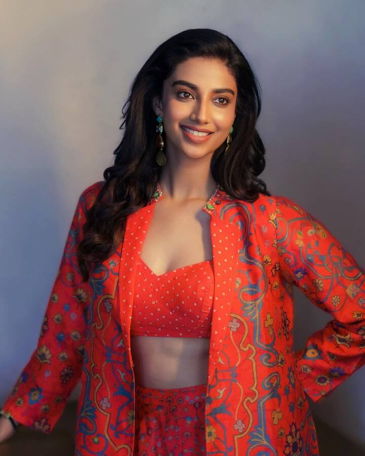 మెగాస్టార్ చిరంజీవి ‘విశ్వంభర‘ సినిమాతో పాటు వరుణ్ తేజ్, విశ్వక్ సేన్ చిత్రాల్లో నటిస్తోంది. Photo Credit: Meenaakshi Chaudhary/Instagram