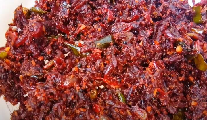 அந்த கலவையில் நறுக்கிய பீட்ரூட்டை சேர்த்து வதக்கவும். அதன்பிறகு தண்ணீர் மற்றும் உப்பு சேர்த்து 10 நிமிடம் வேகவிடவும்.