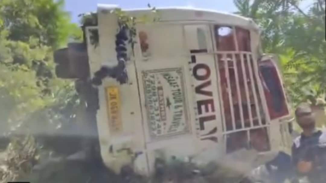 Doda Accident Bus Plunges into 200 Feet Deep Gorge 2 killed 25 injured In Jammu and Kashmir जम्मू कश्मीर के डोडा में बड़ी दुर्घटना, 200 फीट गहरी खाई में गिरी बस, 2 लोगों की मौत और 25 घायल