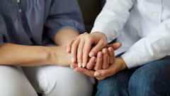 Relationship Tips: জ্ঞান বা ভাষণ নয়, হাতে হাত রাখলেই সম্ভব, সামনের জন মনমরা হয়ে থাকলে যা করণীয়...