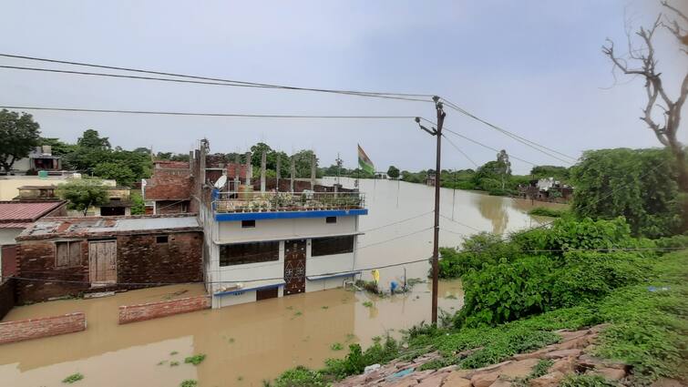 Gorakhpur Rapti Rohin rivers increased Water level 24 villages affected by floods administration alert ann UP Flood: गोरखपुर में राप्ती-रोहिन नदियों का बढ़ा जलस्तर, 24 गांवों में घुसा बाढ़ का पानी